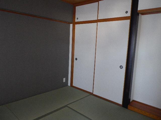 Non-living room. Use the accent cross at the point