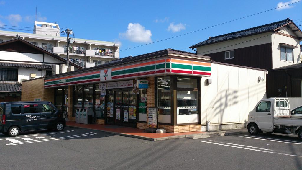 Convenience store. Seven-Eleven Ogura Sone junior high school before store up (convenience store) 673m