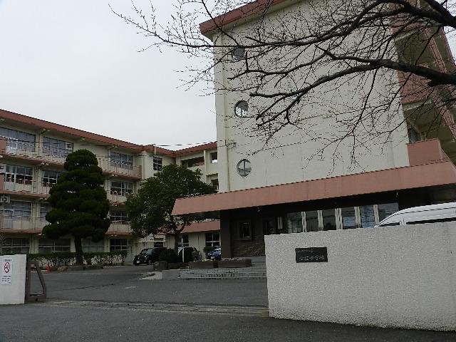 Junior high school. 600m to Kitakyushu 企救 junior high school