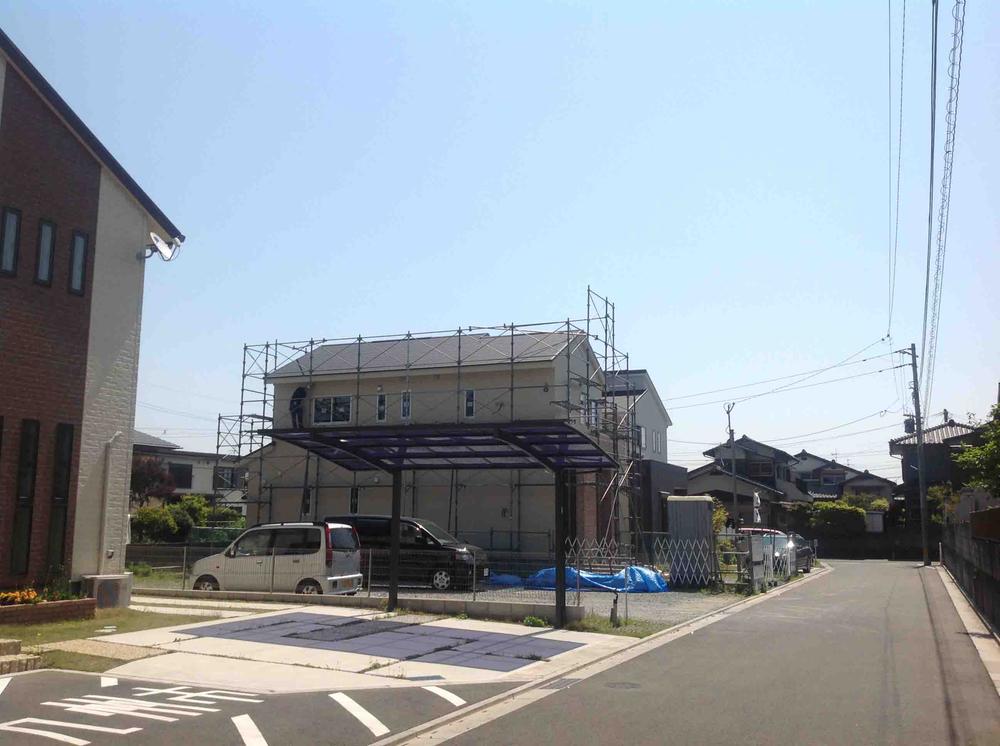 Local photos, including front road. Sunny Garden Higashinuki is located in a quiet residential area. Family is everyone friendly town in a flat residential land.