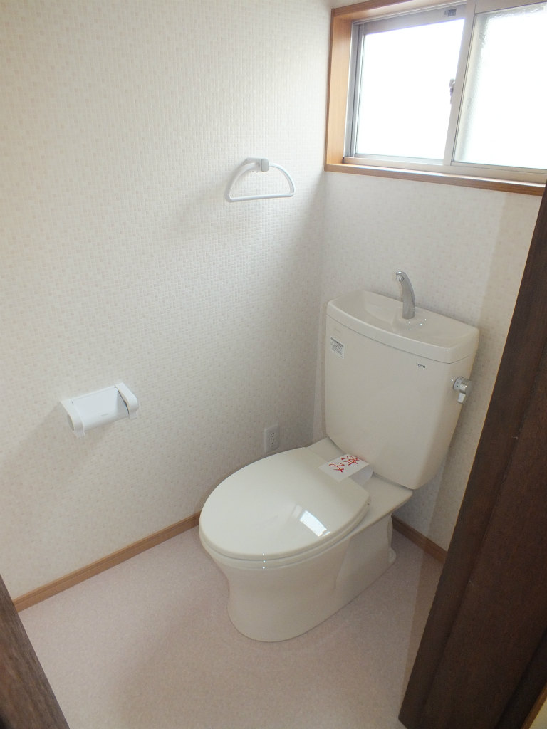 Toilet. New toilet ・ Comfortable but also with window ☆