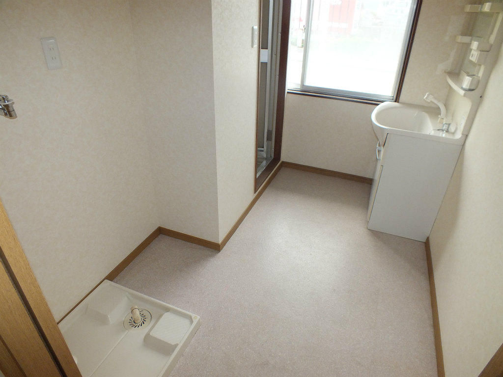 Washroom. Indoor Laundry Storage "" spacious undressing room ☆