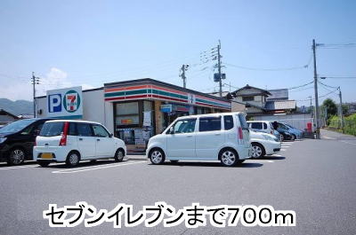 Convenience store. 700m to Seven-Eleven (convenience store)