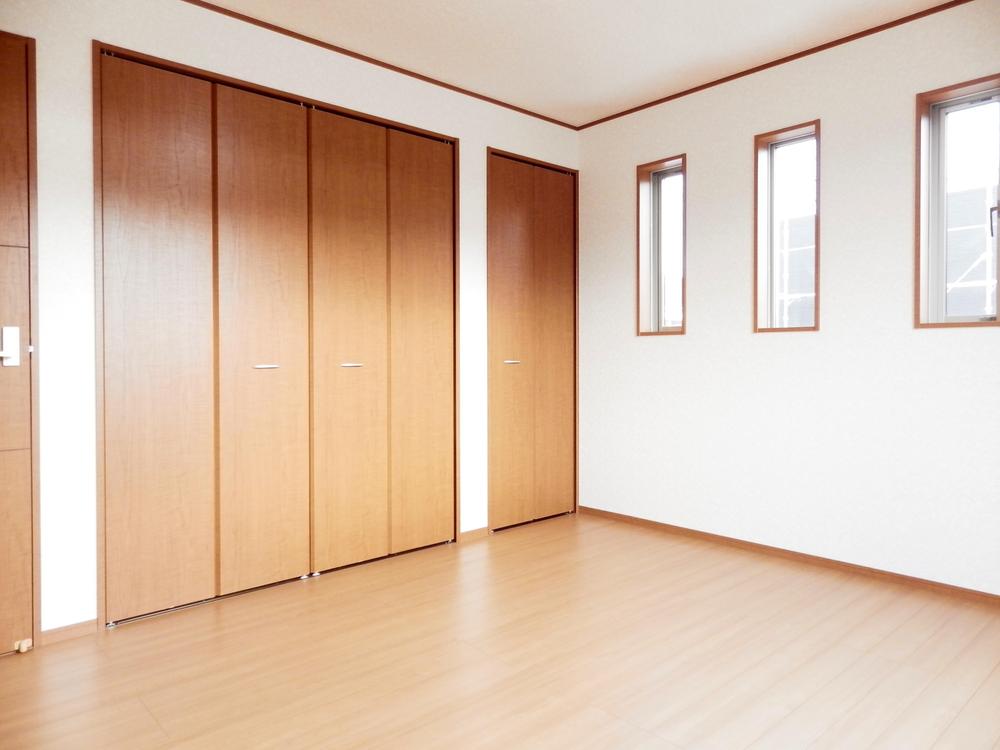 Non-living room. Western-style photo of a triple window type.