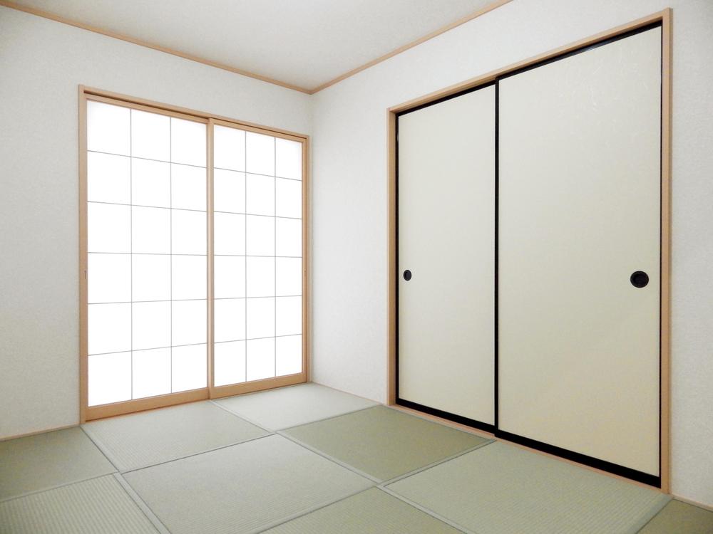 Non-living room. Is a Japanese-style room. It is a modern Japanese-style room. Again Japanese-style can be very useful it can be used in a variety of applications. 