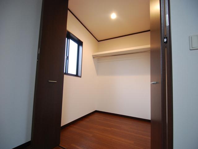 Other introspection. Spacious walk-in closet