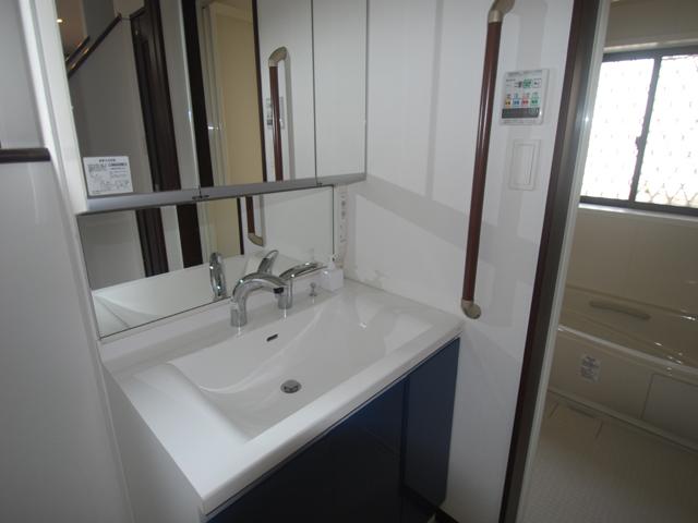 Wash basin, toilet. Room (August 2013) Shooting