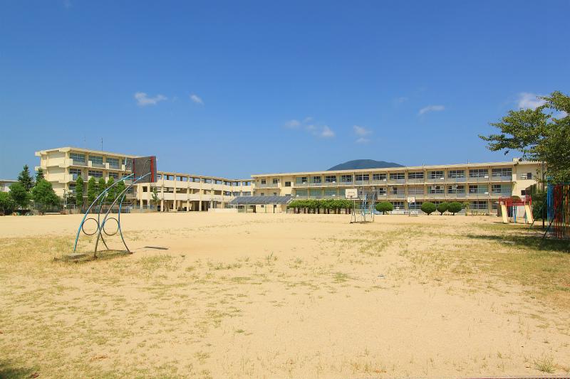 Primary school. 272m to Sone elementary school