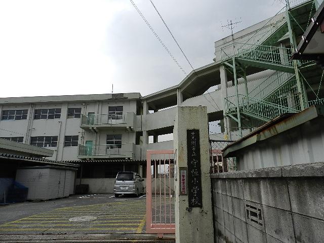 Primary school. 694m to Kitakyushu Moritsune Elementary School