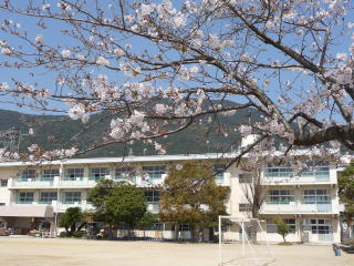 Primary school. Kuzuhara until the elementary school (elementary school) 1011m