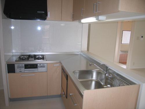 Kitchen. Dishwasher system Kitchen ・ Floor heating at the feet