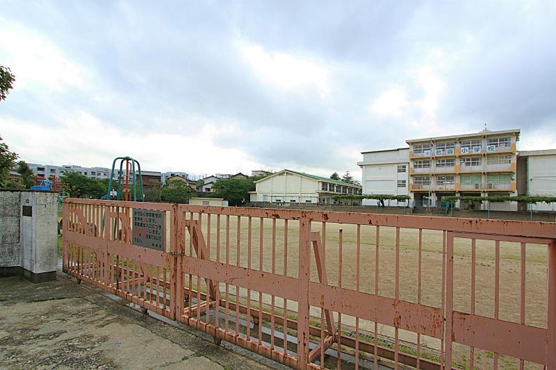Primary school. Wakazono until elementary school 322m