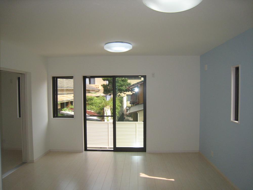 Living. ■ Please come by all means to see this large living!