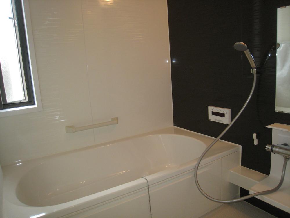 Bathroom. ■ The bathroom is equipped with a small window.