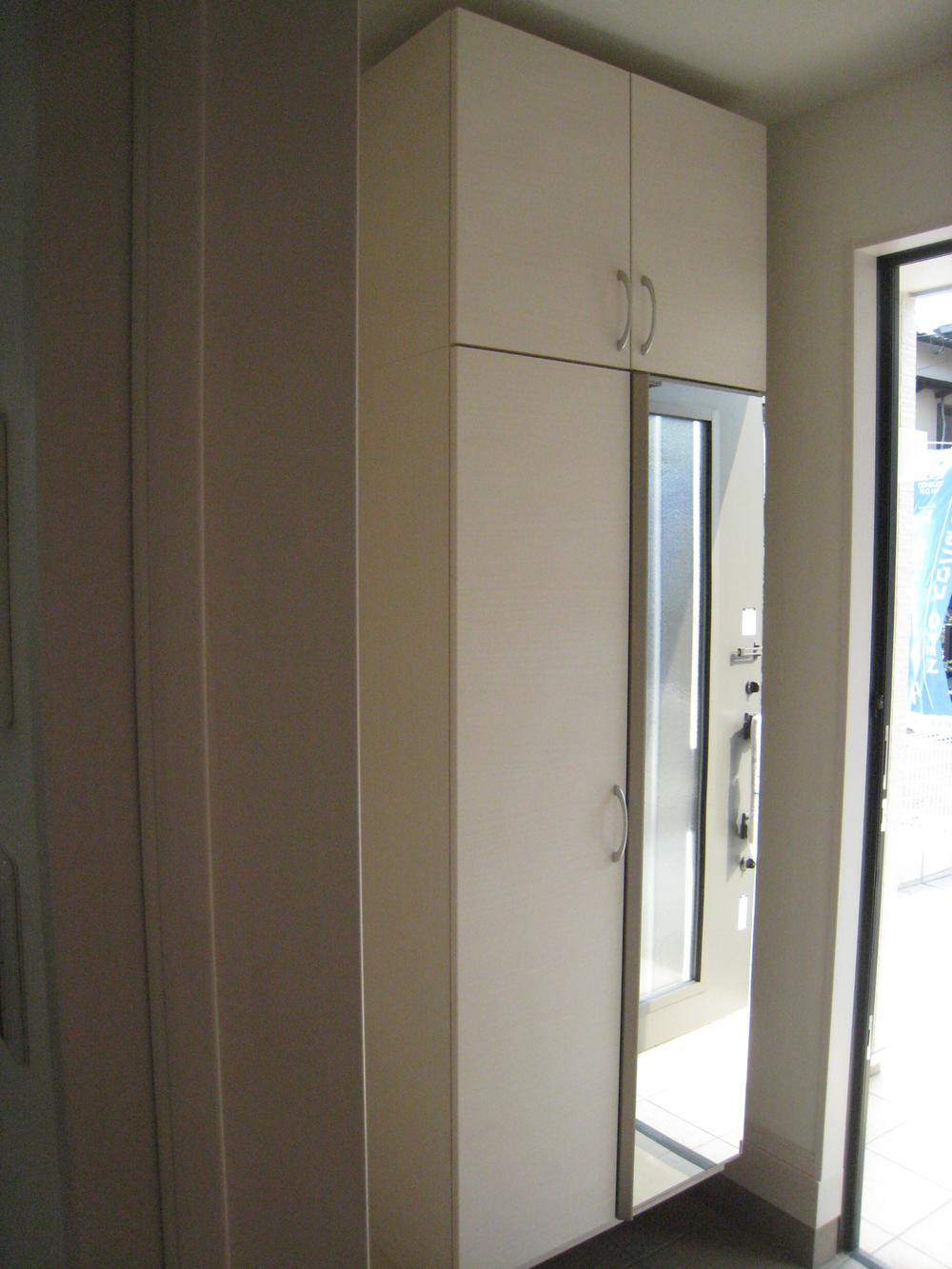 Entrance. ■ We have established a mirror copy of the whole body to the front door.