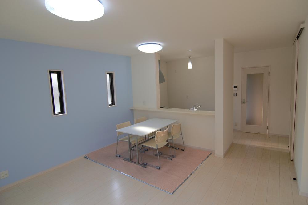 Living. ■ Bright living plugging of sunshine! Next to the living room there is a garden, Why do not you are barbecue and gardening, etc.?