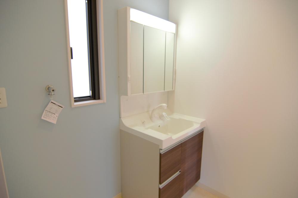 Wash basin, toilet. ■ Since the three-sided mirror has become very easy to use!