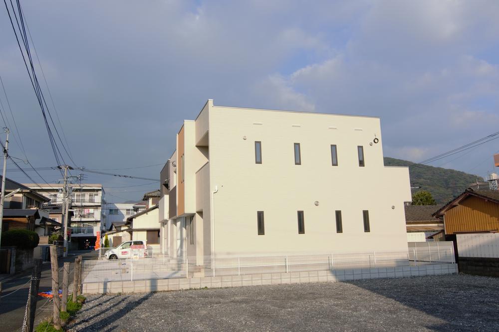 Local appearance photo. ■ It is south!