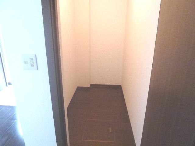 Receipt. Entrance next to the spacious storage