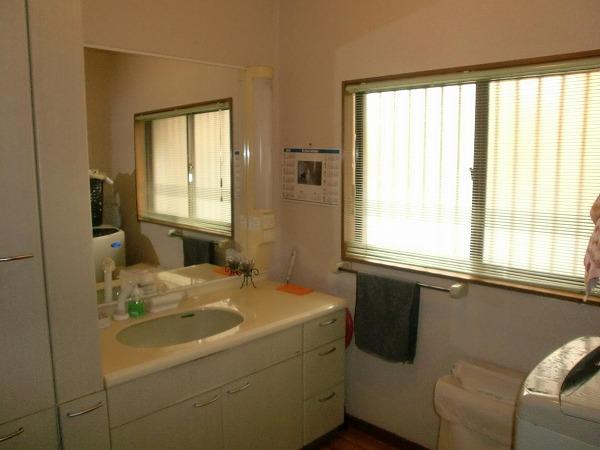 Wash basin, toilet