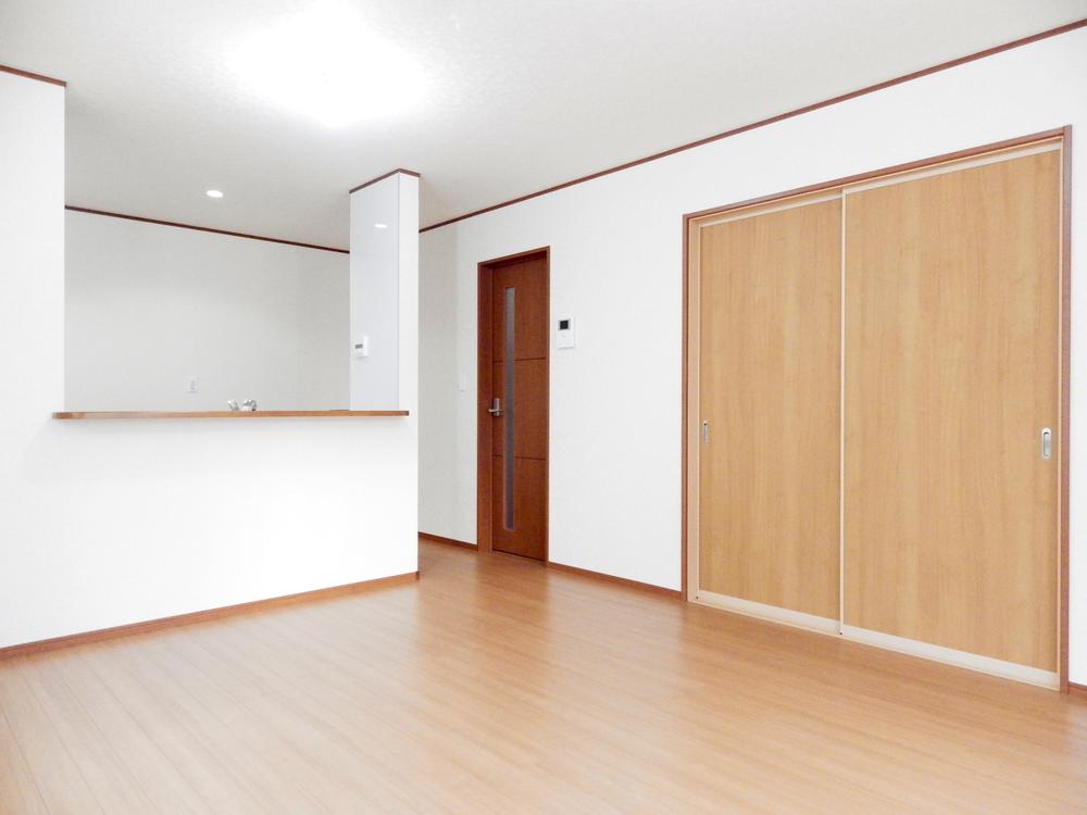 Living. wide, There is a Japanese-style room is also next to, Day is also a good living!