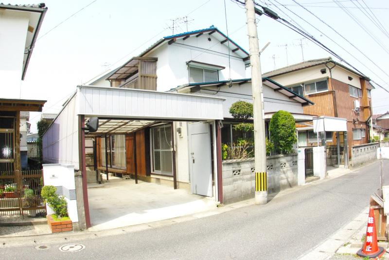 Local appearance photo. Two with shutter protect the car garage! 