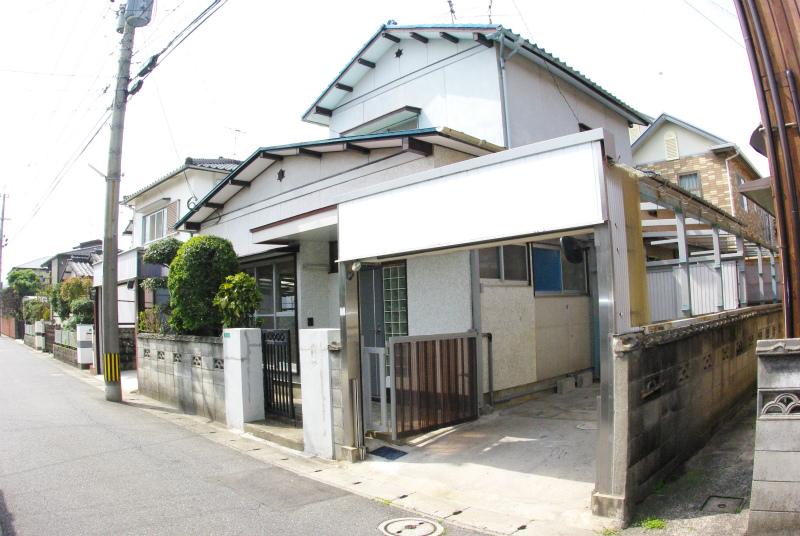 Local appearance photo. Two with shutter protect the car garage! 