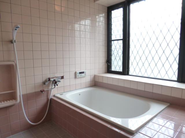 Bathroom. Bathtub new With additional heating function