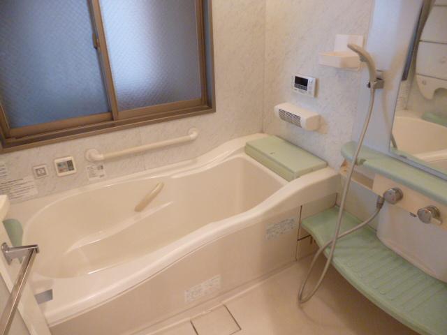 Bathroom. Spacious bathroom reheating ・ There is a bathroom drying function There window