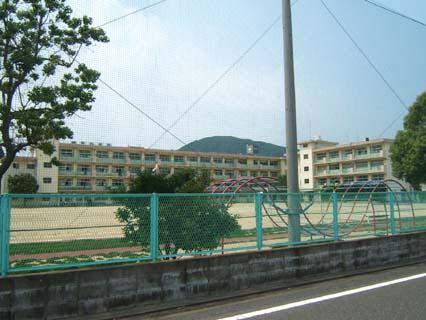 Primary school. 380m to Kitakyushu Tahara Elementary School