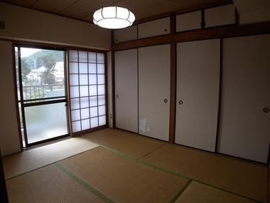 Non-living room. The Japanese wall-to-wall storage