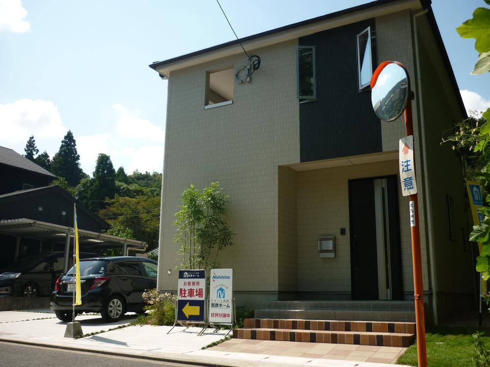 Local appearance photo. Day good all Shitsuminami direction, South balcony with a roof, Parallel parking 2 cars