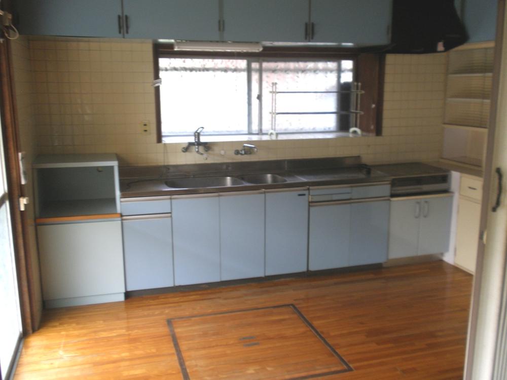 Kitchen. Wide Island sink, IH Cooking, Wide underfloor storage, A bright room
