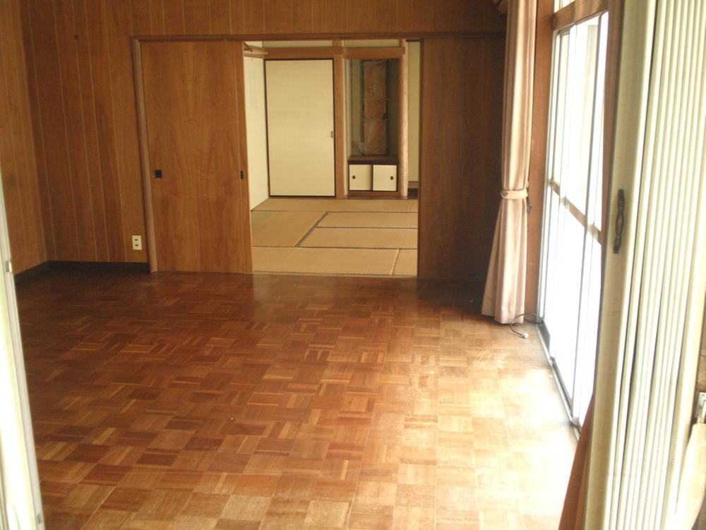 Living. Spacious living room, It has led to 8 quires of Japanese-style room.