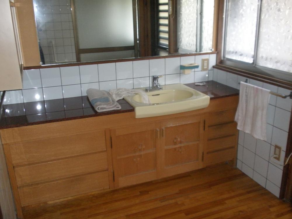 Wash basin, toilet. spacious, It is very pleasant space.