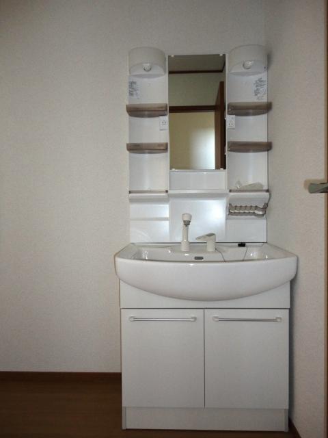 Wash basin, toilet. It is a wash basin with a shower of the same specification.