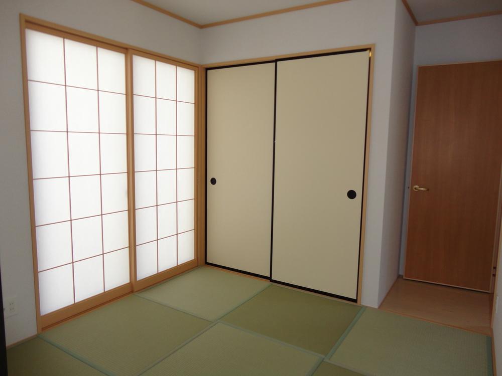 Same specifications photos (Other introspection). Is a Japanese-style image.