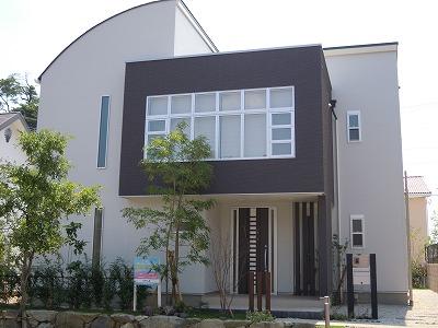 Kokuraminami District Y like House (Our enforcement example) Earl type of roof and a completely new design the shape of the cube look good! ! It is attention to the degree of freedom of the high design of the conventional method of construction unique.. Kokuraminami District Y like House (Our enforcement example)