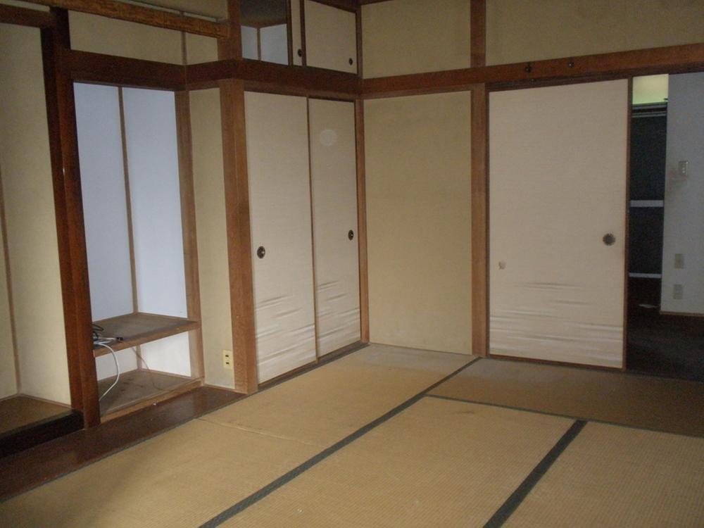 Non-living room. Japanese-style room 8 quires, There is also a alcove. 