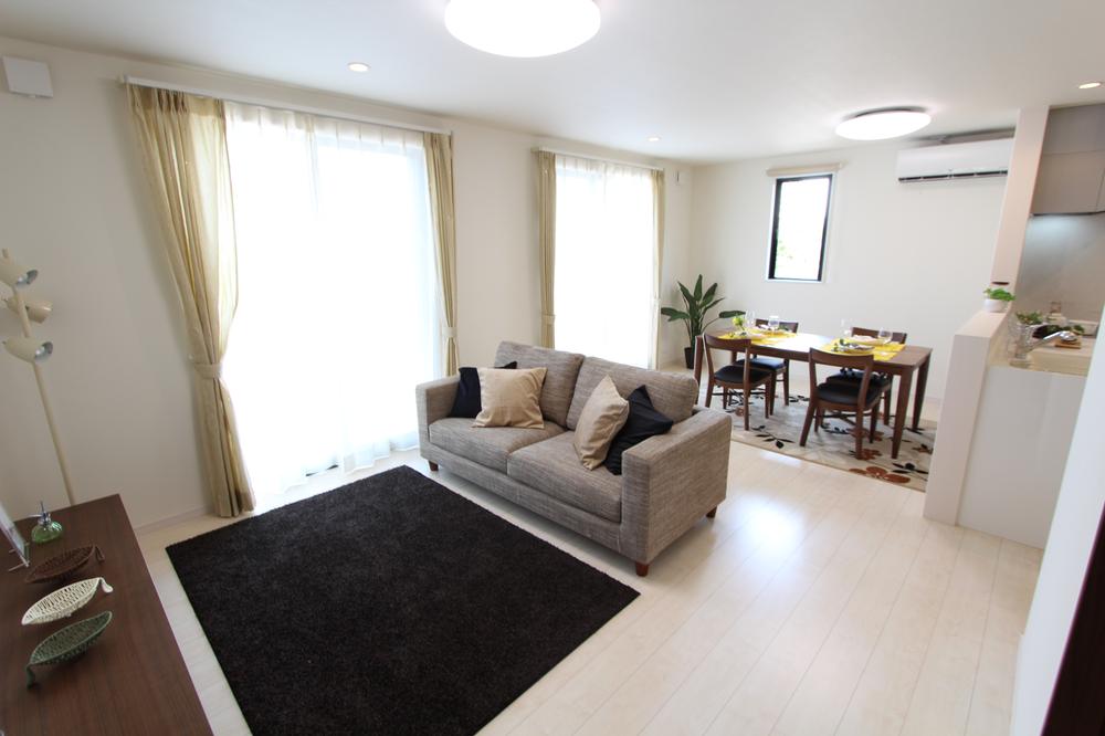 Living. (51-12 Building) in the white-collar flooring, The entire room is felt widely bright.