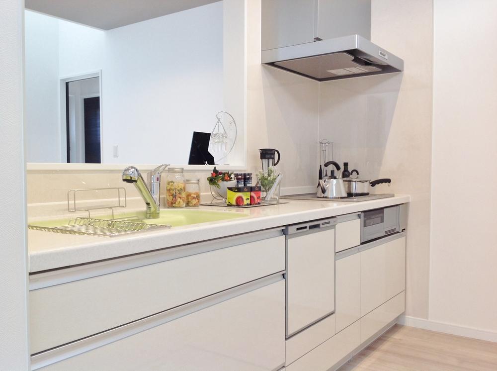 Other Equipment. Face-to-face kitchen of the latest model ・ Fashionable artificial marble sinks