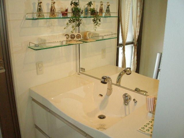 Wash basin, toilet. Indoor (05 May 2013) Shooting
