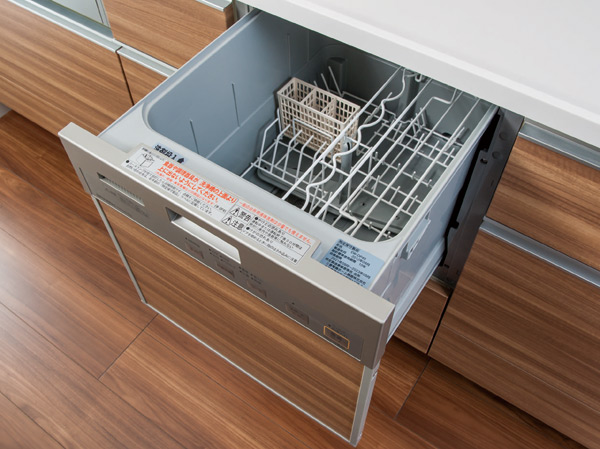 Kitchen.  [Dishwasher water-saving specifications] Water-saving ・ Standard equipped with a built-in type of dishwasher with excellent power-saving. In addition to the low noise of the library comparable (40dB or less), It also stuck to the ease of cleanliness and care.