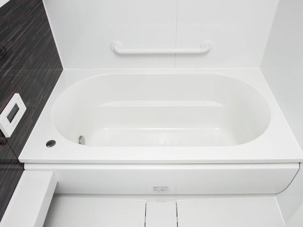 Bathing-wash room.  [Thermos bathtub] A long period of time can keep the warm water "thermos bottle bathtub". In bathtub effect encased in heat-insulating material, Hot water temperature even after 6 hours only minus 2 ℃. It has excellent energy-saving effect.