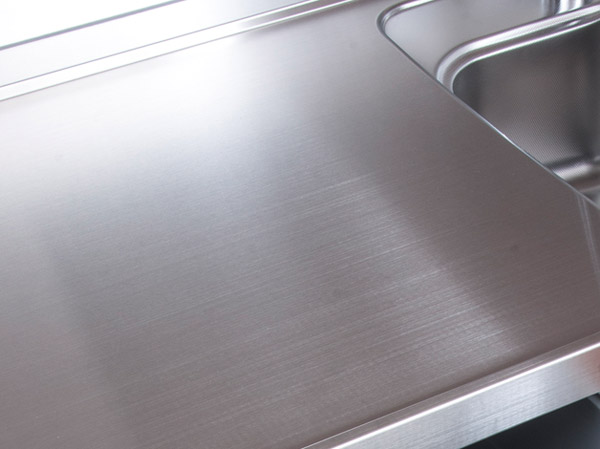 Kitchen.  [Stainless steel worktop] Stainless steel worktop excellent hairline finish in design. After hygiene also peace of mind, Deep ribs arranged in a three-way will increase the efficiency of cooking support the cutting board. (Same specifications)