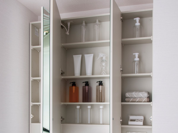 Bathing-wash room.  [Mirror cabinet (with anti-fogging heater)] On the back of the three-sided mirror comes with a storage space that such cosmetics can stock. (Same specifications)