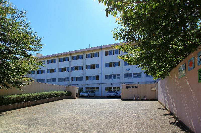 Junior high school. 720m until Nakahara junior high school