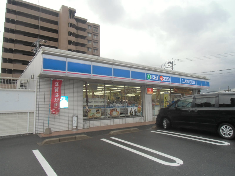 Convenience store. 429m until Lawson Tobata Nakabaruhigashi Sanchome store (convenience store)