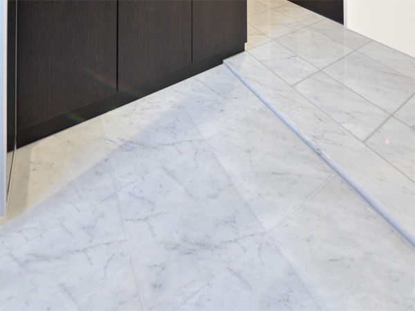 Interior.  [Entrance of natural marble to produce a feeling of luxury] Entrance of Agarikamachi, Hall floor, Use of natural marble in the hallway. Welcomes you in the finish classy.