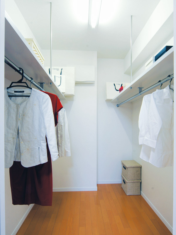 Interior.  [Variety abundant storage space] Wall store, Walk-in closet, Kitchen storage, Washroom compartment, Shoes closet, etc., It has been made in every corner of the house.